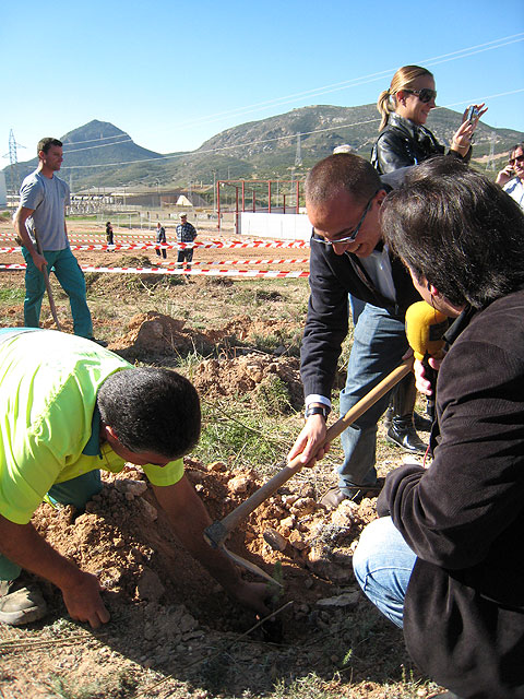 El director general Francisco José Espejo, azada en mano, plantando un pino