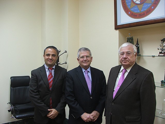 En la foto, aparece el nuevo Vocal del Consejo Social, José Vera (derecha), acompañado del secretario, Gregorio García (izquierda) y del presidente, Juan José Pedreño (centro)