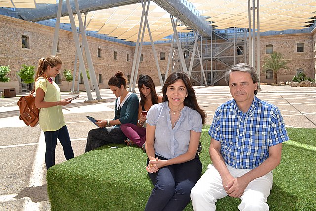 María Silva y Fernando López en la Facultad de Ciencias de la Empresa de la UPCT