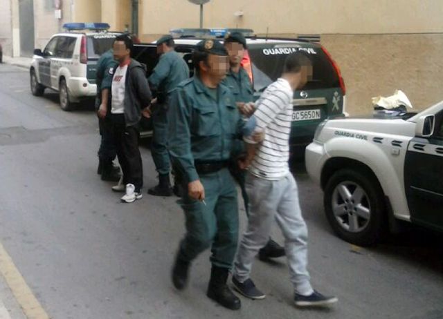 La Guardia Civil detiene a tres personas que transportaban más de medio kilo de hachís oculto en 'dobles fondos' de un turismo