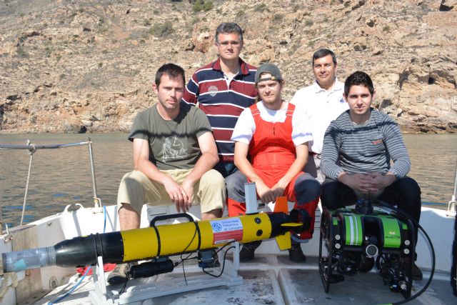 Investigadores del Laboratorio de Vehículos Submarinos, con dos de los equipos con los que hacen búsquedas submarinas