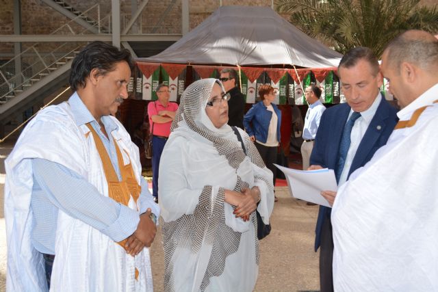 La ministra de Cultura de la República Árabe Saharaui Democrática, Jadja Hamdi, y el vicerrector de Estudiantes y Extensión Universitaria, Francisco Martínez.