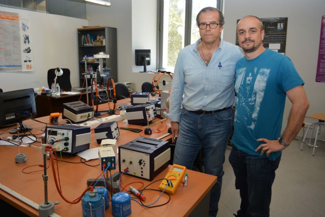 Los profesores José Damián Catalá y José Abad, en el laboratorio donde los alumnos realizan prácticas con ayuda de sus apuntes multimedia.