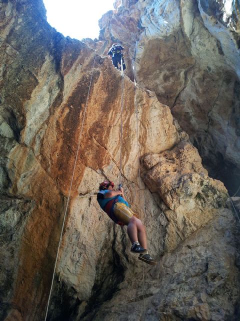 Bomberos de Cartagena rescatan a un excursionista de 150 kilos que no podía salir de una cueva