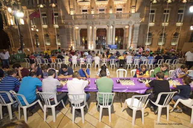 La Plaza del Ayuntamiento congregó a un centenar de jugadores de ajedrez