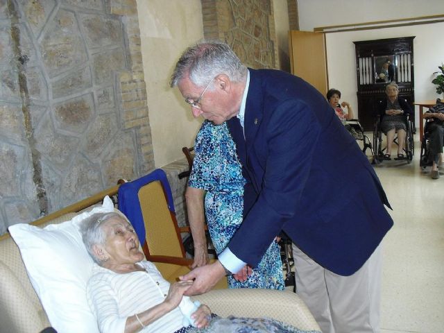 El concejal de Atención Social visita a las centenarias Teresa y Anacleta
