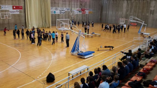 Alumnos de Maristas echan unas canastas con el UPCT Basket Cartagena