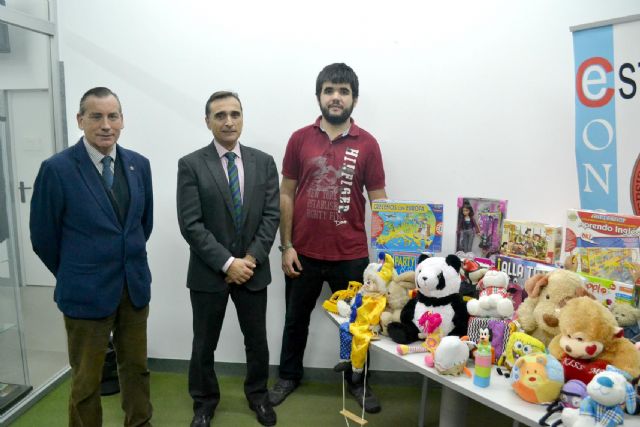Los estudiantes de la UPCT donan un centenar de juguetes