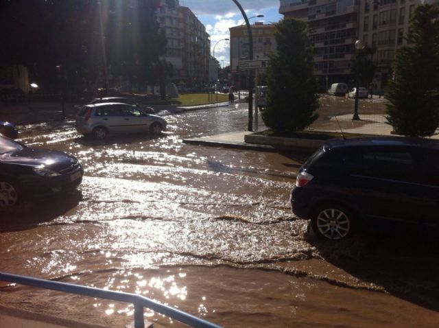 La rotura de dos tuberías provoca inundaciones en la Alameda y Plaza de España