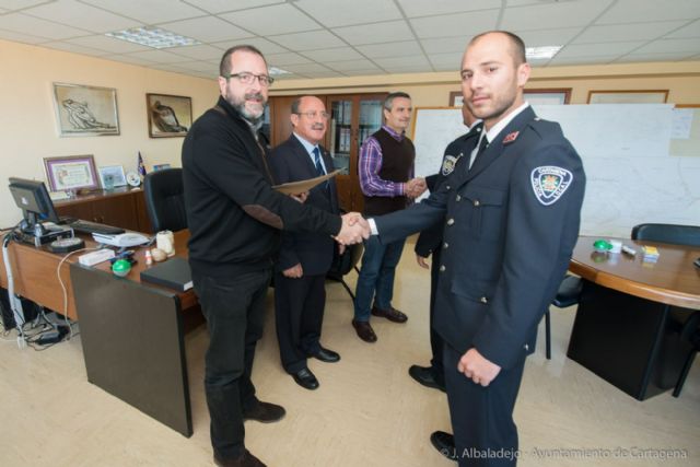 El Ayuntamiento felicita a dos policías locales por su meritoria actuación en sendos sucesos