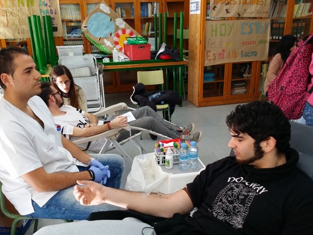 Éxito de la campaña de doniación de sangre en el IES Ben Arabí
