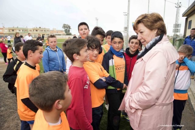 La alcaldesa visitó el campo de césped artificial de Los Belones