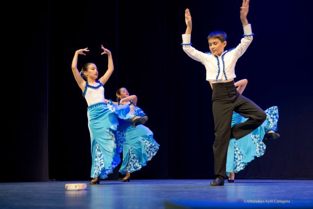 Más de 250 alumnas de la Escuela de Danza despiden el curso