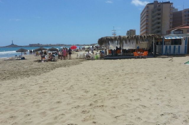 La Policía Local comprueba que los chiringuitos de playa cumplen la ordenanza