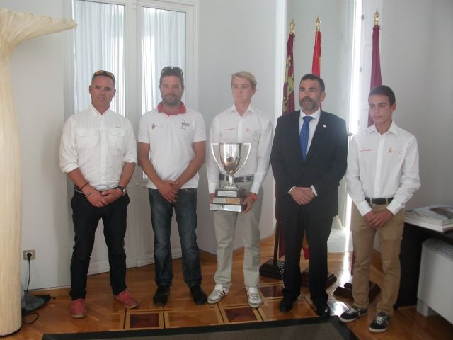José López felicita a los cartageneros Antonio López y Gregorio Belmonte, campeones del mundo junior de vela