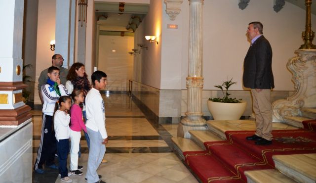 Los niños de la asociación Rascasa conocen el Palacio Consistorial