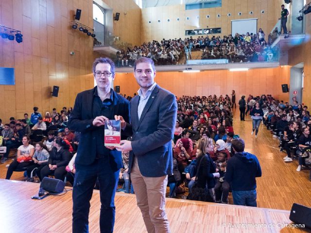 Pedro Riera acerca el conflicto de los Balcanes a los jovenes del jurado del Premio Hache