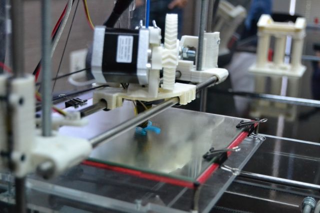 La adjudicataria de la nueva residencia de la UPCT financia dispositivos para imprimir bastones del coronavirus en 3D