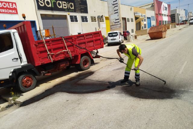 Infraestructuras repara desperfectos en el firme de varias calles del centro y barrios de Cartagena