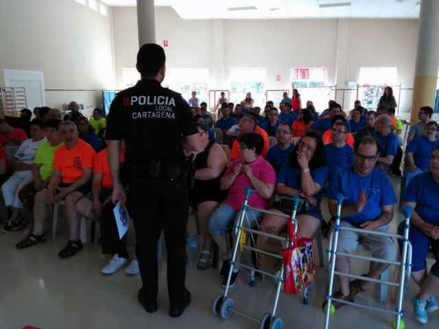 Usuarios de PROLAM-ASTUS reciben consejos de seguridad de cara al verano gracias a la Policía Local