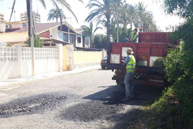 Infraestructuras ejecuta un plan de reparación del firme en 27 calles de los barrios y diputaciones de Cartagena