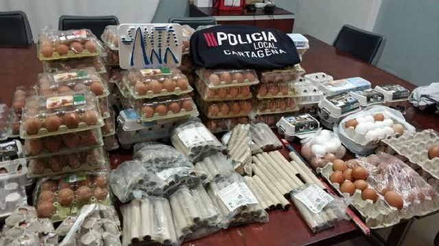 La Policía Local interviene 73 docenas de huevos y 153 artefactos pirotécnicos en la noche de Halloween