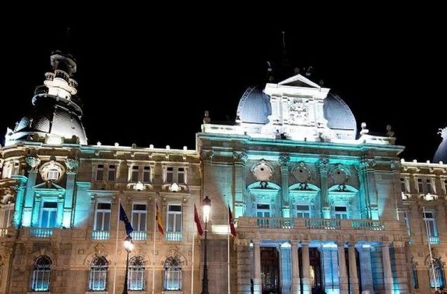 El Palacio Consistorial, entre los 265 monumentos iluminados de azul en el Dia Mundial de la Concienciacion sobre el Autismo