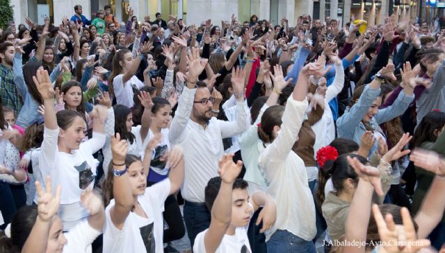Música y coreografías en la calle conmemoraron la fiesta de la danza en Cartagena