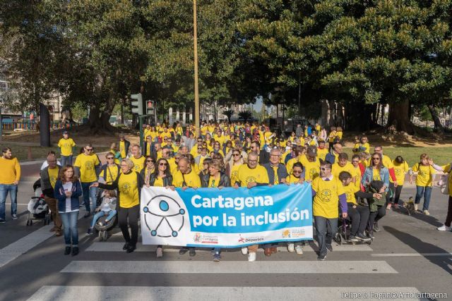 'Cartagena por la inclusión' llena de amarillo las calles del centro de la ciudad