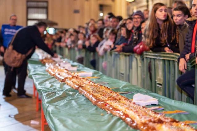 El miércoles se distribuirán 4.000 raciones de roscón gigante de reyes en la plaza del Ayuntamiento de Cartagena