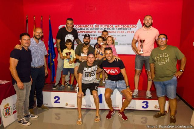 Hermanos Marín, C.D. Los Urrutias y C.D Lapuerta recogen sus trofeos como campeones de fútbol aficionado de Cartagena