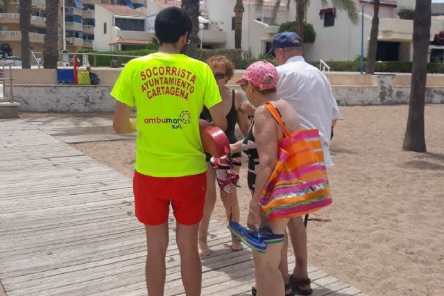 Los socorristas de las playas cartageneras informan a los usuarios de la alerta amarilla por altas temperaturas