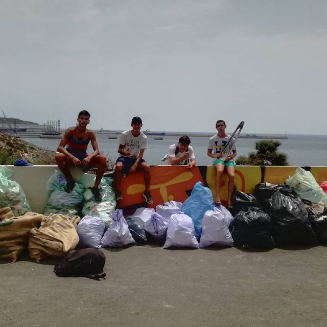Un alumno de la UPCT impulsa un grupo juvenil de recogida de basura en playas