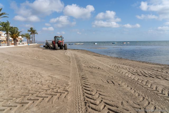 El Ayuntamiento mantiene limpias las playas tras los efectos del último temporal de viento