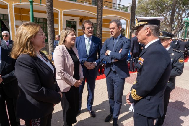 La alcaldesa Noelia Arroyo asiste a la toma de posesión del nuevo almirante jefe del Arsenal de Cartagena, Alejandro Cuerda Lorenzo