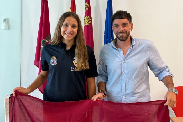 El concejal de Deportes recibe a la nadadora Alba Rubio, en los días previos a disputar en Eslovenia el Olímpico de la Juventud Europea