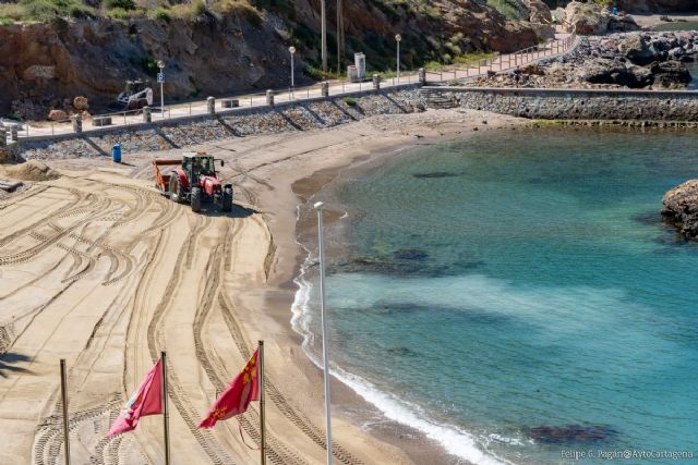 Las brigadas municipales trabajan con Costas para la recuperación de los arenales en Cala Cortina y playas de La Manga y Cabo de Palos