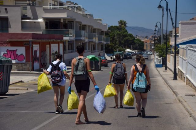 100 jóvenes se movilizan por móvil para recoger basura en Cartagena