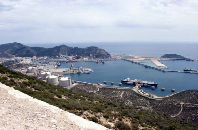 Urbanismo concede dos licencias para mejora de la seguridad y la producción en el Puerto de Cartagena y Escombreras