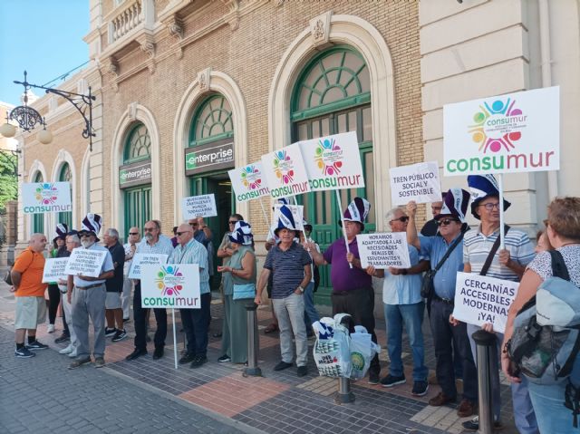 CONSUMUR – COMOV se concentra en la estación de tren de Cartagena en protesta por la deficiente política en materia de infraestructuras ferroviarias