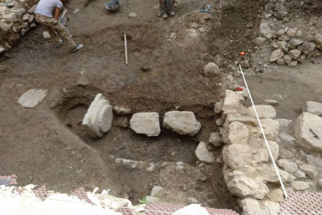 Hallan un horno cerámico, restos de un capitel y una basa toscanas de los siglos VI y VII en la calle Escorial