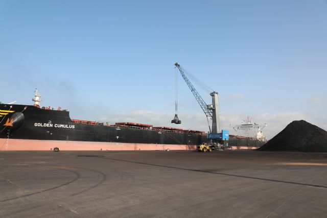 El granelero Golden Cumulus descarga 160.000 toneladas de carbón que solo puede realizar en el Mediterráneo el Puerto de Cartagena por su calado