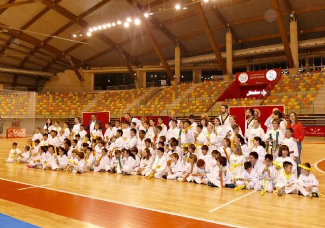 Los alumnos de la Escuela Municipal de Taekwondo obtienen sus distinciones en el Palacio de Deportes