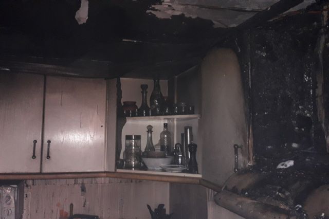 Bomberos y Policía Local intervienen en la extinción de un incendio en una vivienda de la Alameda de San Antón