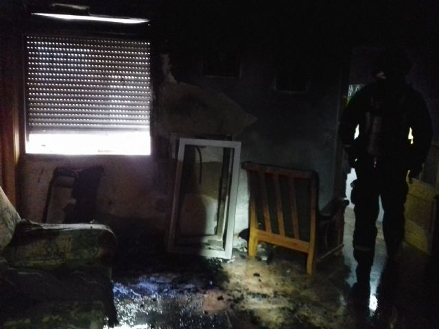 Bomberos de Cartagena extinguen un incendio en una vivienda en el Barrio Peral