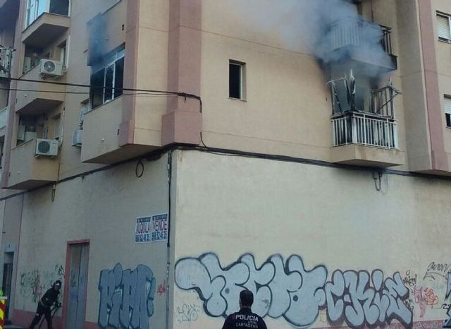 Un hombre se arroja al vacio para huir de un incendio en un primer piso de San Anton