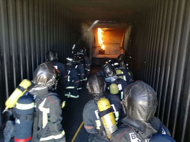 Una treintena de bomberos reciben formacion en Tecnicas de incendios de interior: Flash Over