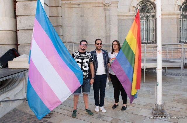 Las banderas LGTBI y TRANS ondean en los mástiles de respeto del Palacio Consistorial