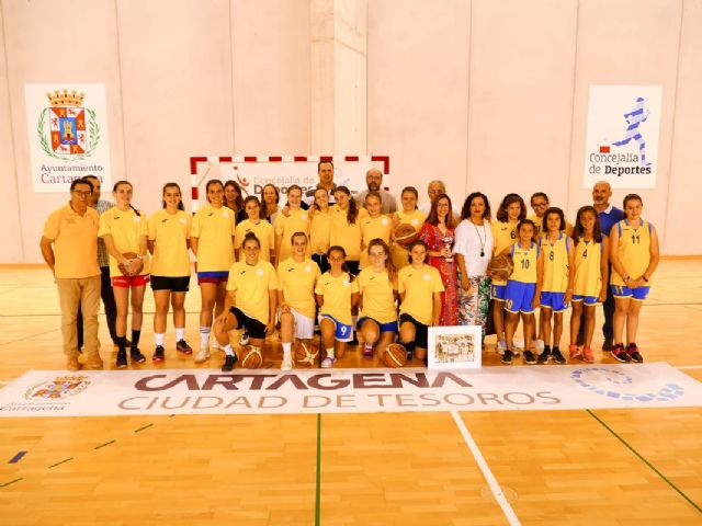 Reconocimiento a las jugadoras del Club Femenino Baloncesto Cartagena por su ascenso a Primera División