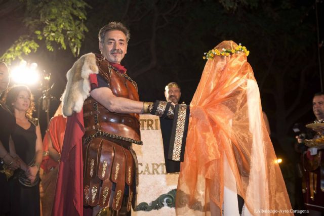 Gastronomía y espectáculos romanos ambientaron la noche festera en el Feriae Latino